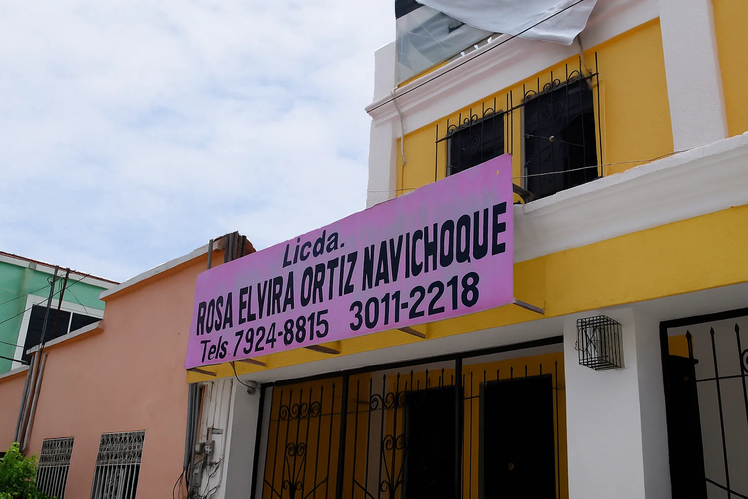 Fachada del Bufete Jurídico Ortiz Navichoque en Santa Elena, Petén